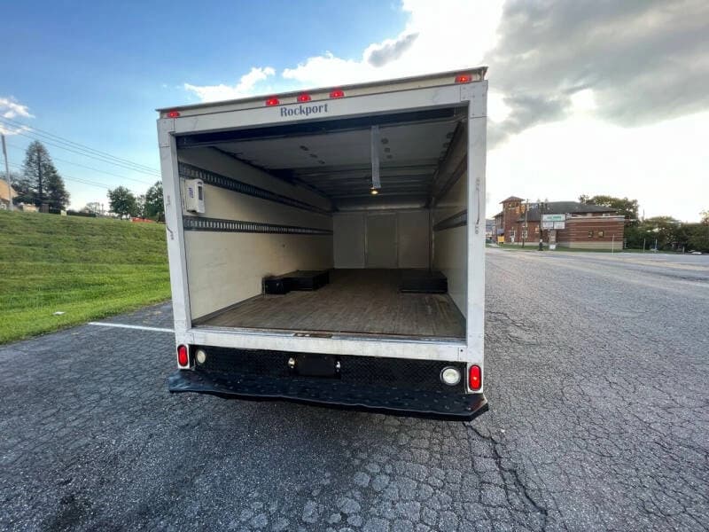 2011 Ford E-350 - Image 7