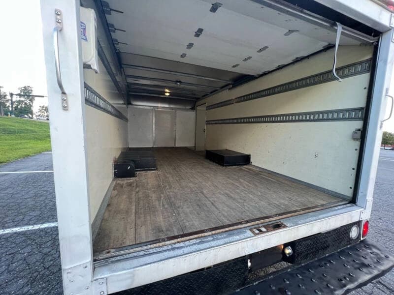 2011 Ford E-350 - Image 8