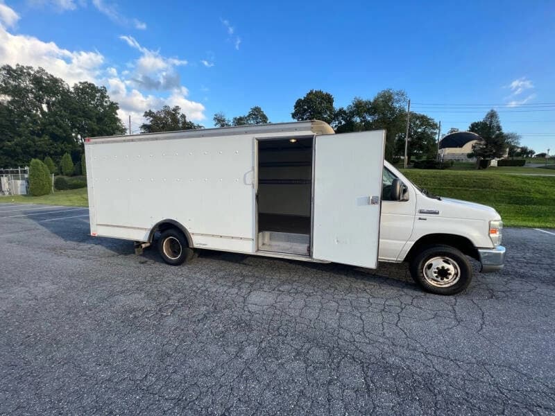 2011 Ford E-350 - Image 9