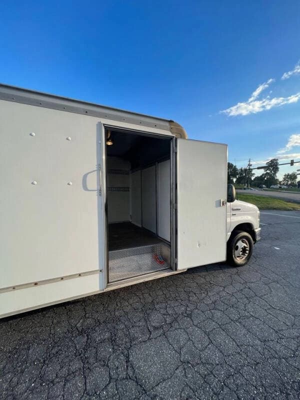 2011 Ford E-350 - Image 10