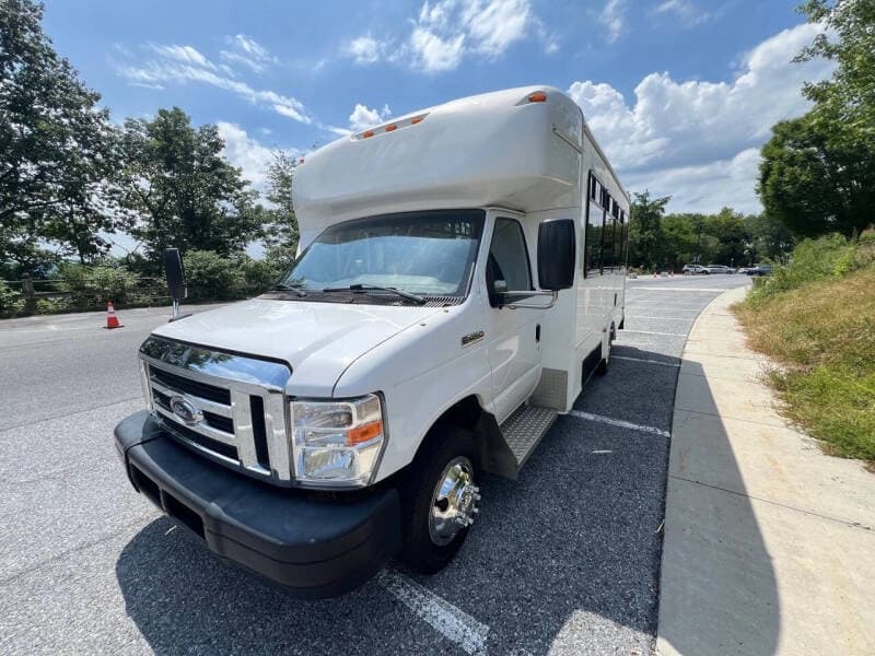 2018 Ford E-Series E-450 SD - Image 2