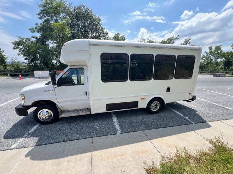 2018 Ford E-Series E-450 SD - Image 3