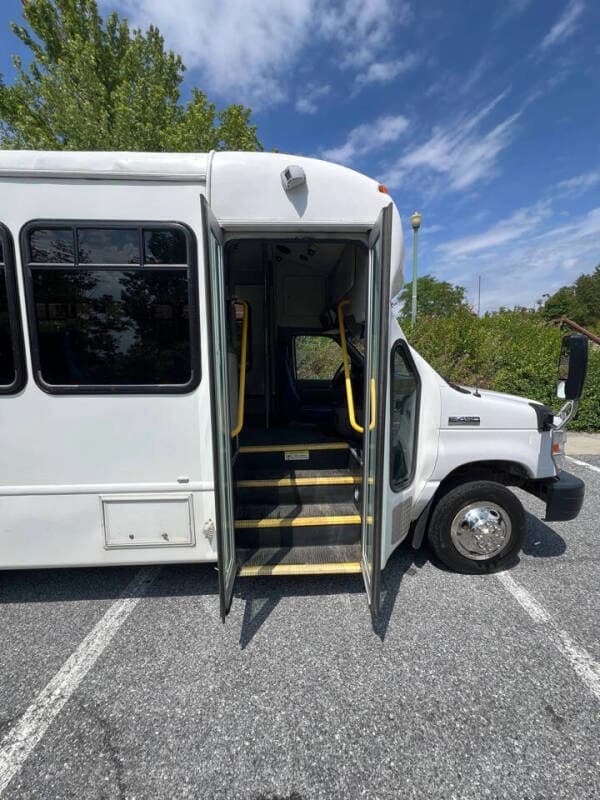 2018 Ford E-Series E-450 SD - Image 12