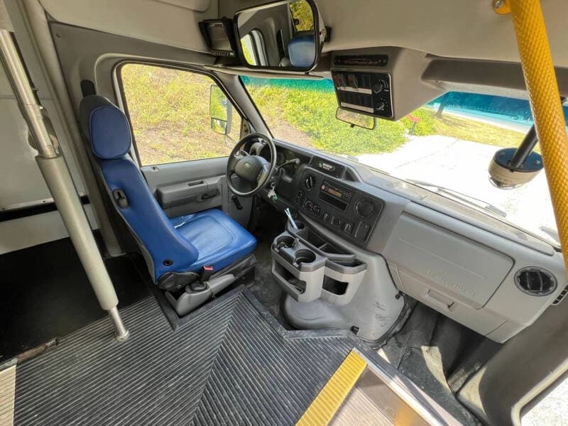 2018 Ford E-Series E-450 SD - Image 13