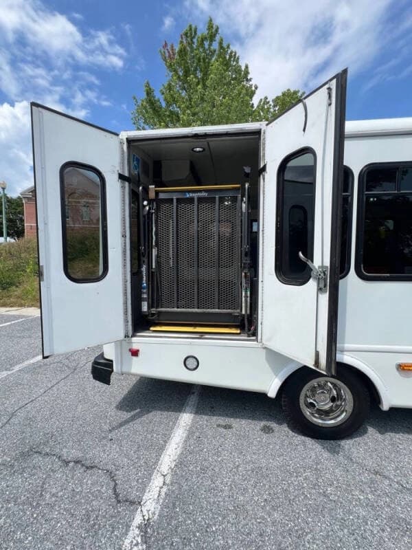 2018 Ford E-Series E-450 SD - Image 17