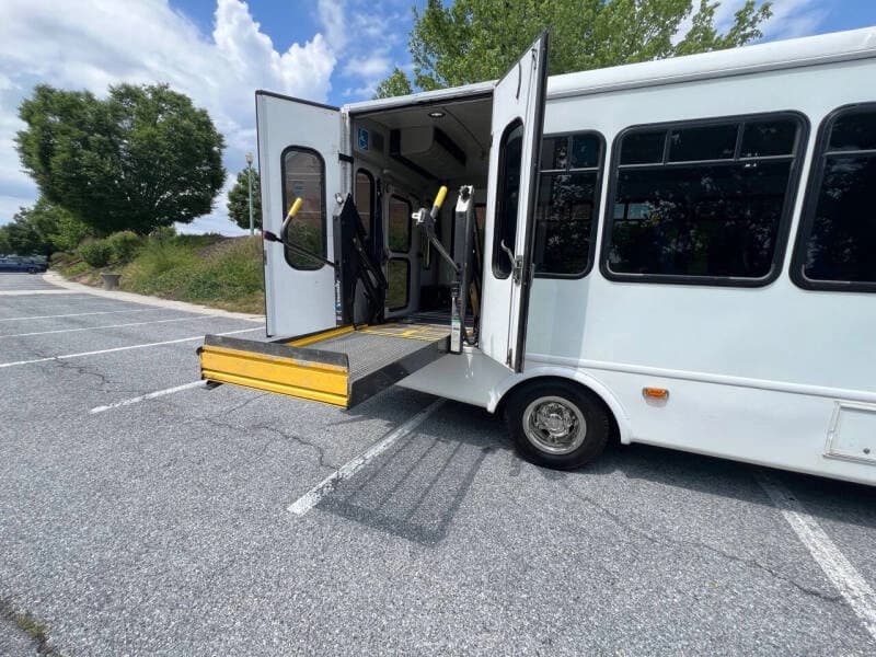 2018 Ford E-Series E-450 SD - Image 18