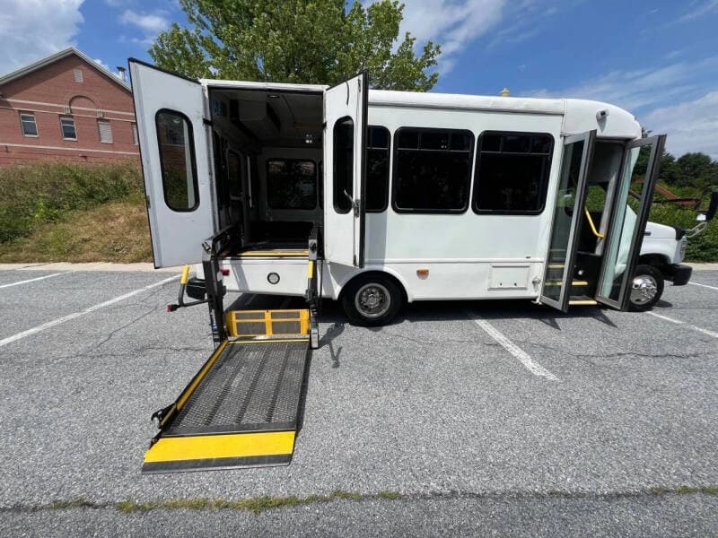 2018 Ford E-Series E-450 SD - Image 19