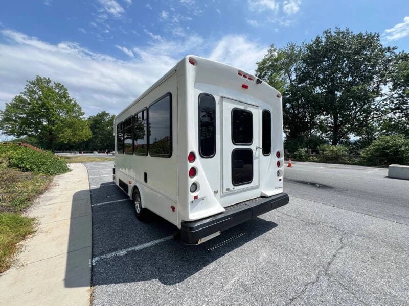 2018 Ford E-Series E-450 SD - Image 4