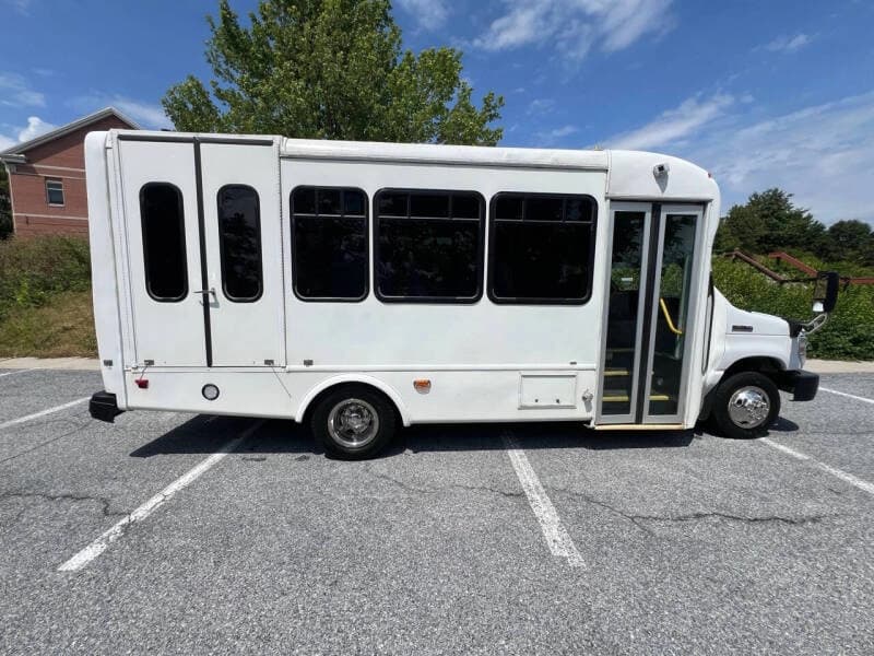 2018 Ford E-Series E-450 SD - Image 6