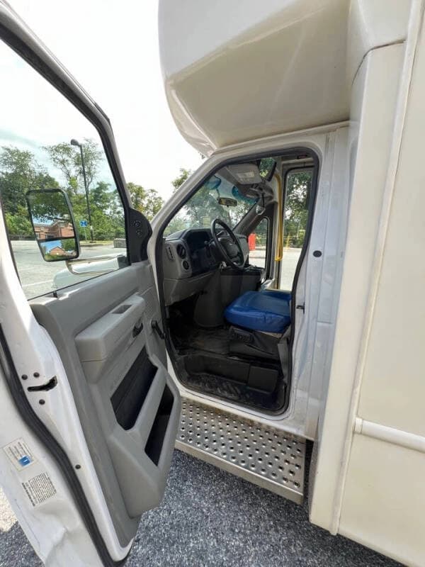 2018 Ford E-Series E-450 SD - Image 8