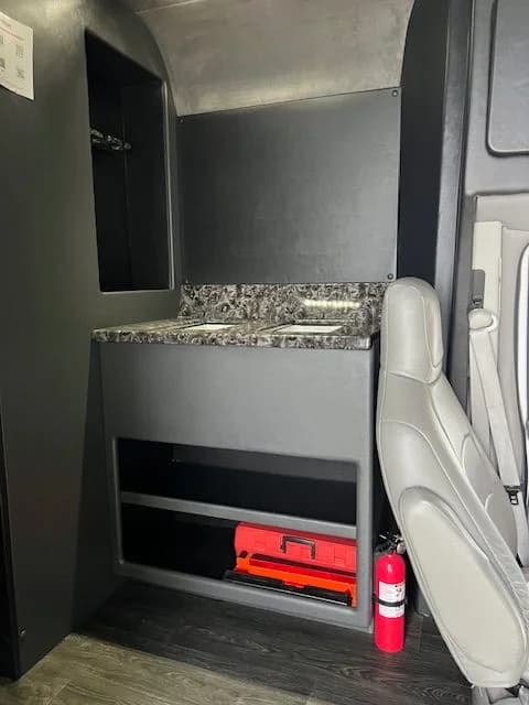 2018 Ford E-450 - Image 12