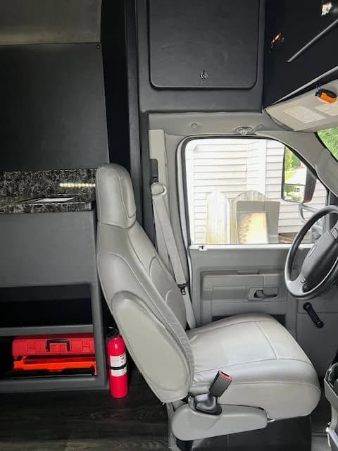 2018 Ford E-450 - Image 13