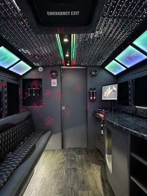 2018 Ford E-450 - Image 2