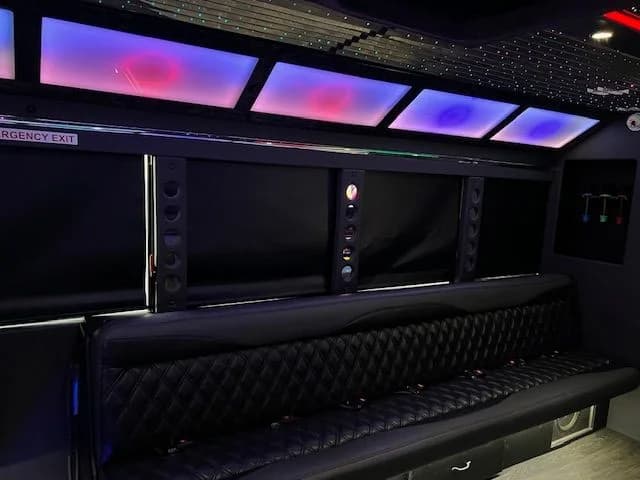2018 Ford E-450 - Image 3