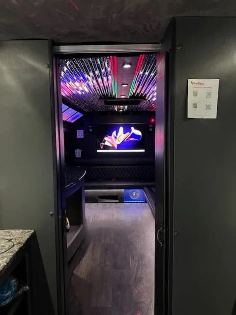 2018 Ford E-450 - Image 9