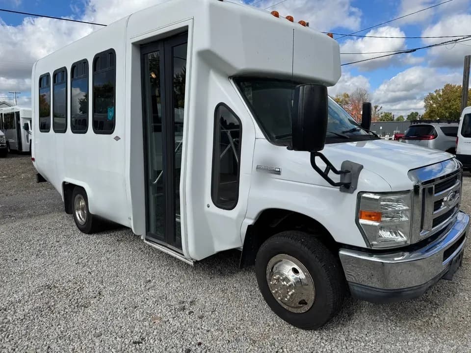 2014 Ford E350 Shuttle Bus - Image 2