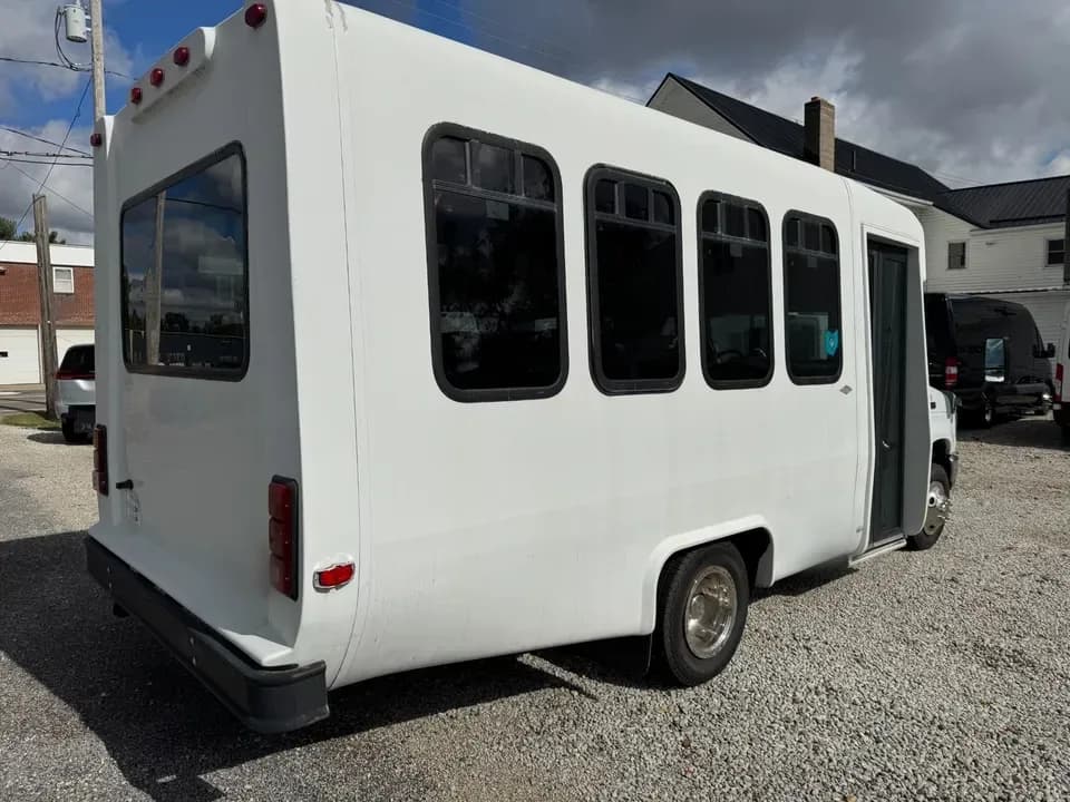 2014 Ford E350 Shuttle Bus - Image 3