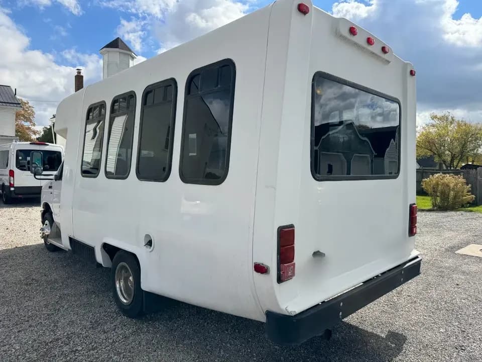 2014 Ford E350 Shuttle Bus - Image 4