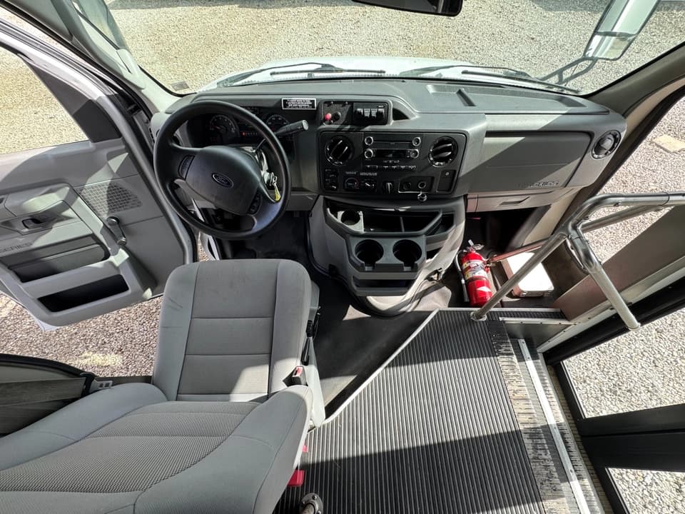 2014 Ford E350 Shuttle Bus - Image 7
