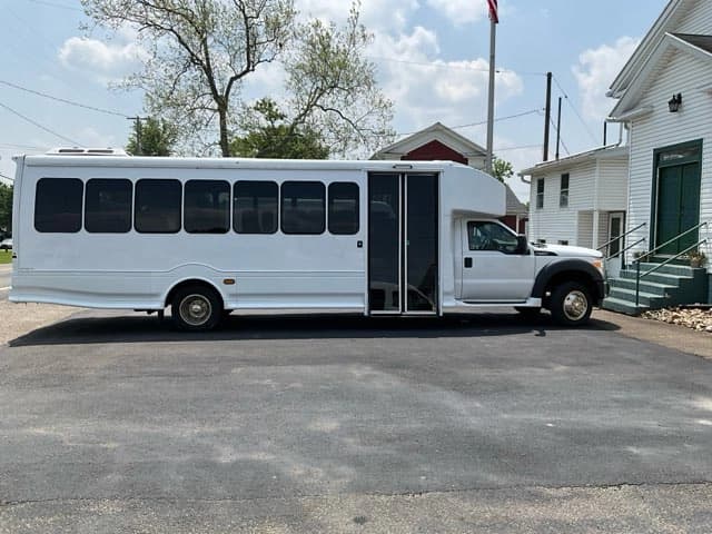 2015 Ford F550 Super Duty Turtle Top Odyssey XL ADA Shuttle Bus - Image 11