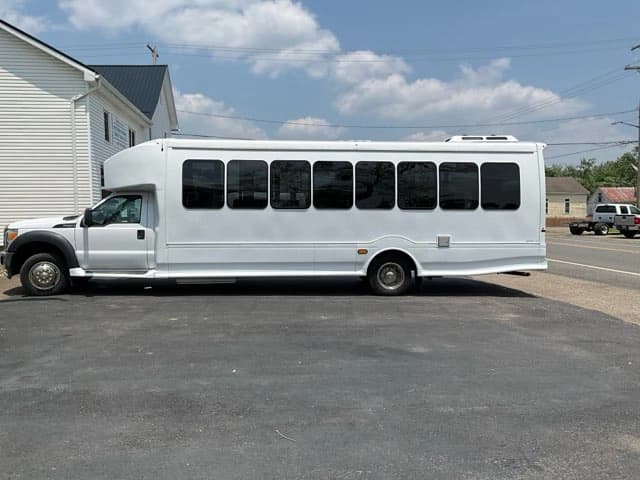 2015 Ford F550 Super Duty Turtle Top Odyssey XL ADA Shuttle Bus - Image 12