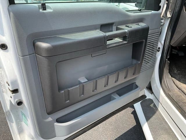 2015 Ford F550 Super Duty Turtle Top Odyssey XL ADA Shuttle Bus - Image 13