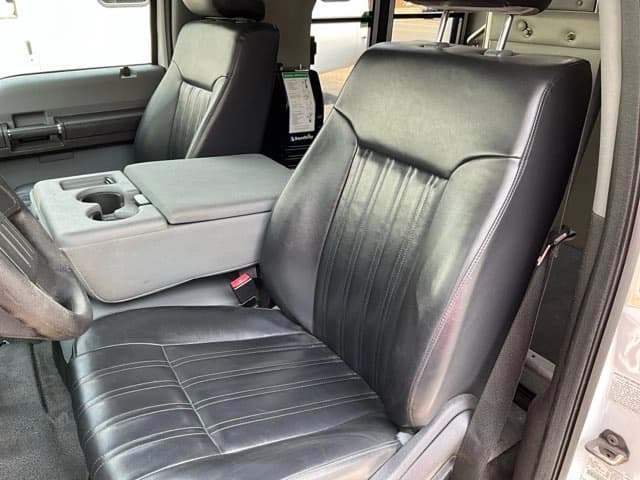 2015 Ford F550 Super Duty Turtle Top Odyssey XL ADA Shuttle Bus - Image 16