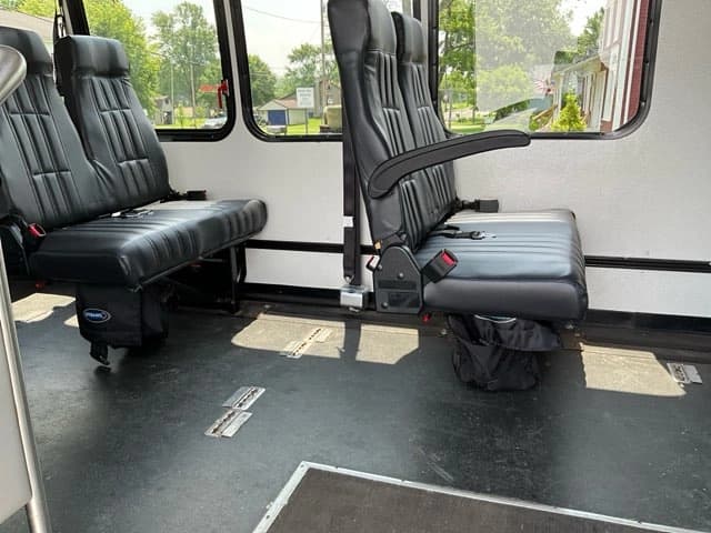 2015 Ford F550 Super Duty Turtle Top Odyssey XL ADA Shuttle Bus - Image 19