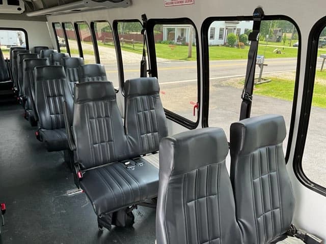 2015 Ford F550 Super Duty Turtle Top Odyssey XL ADA Shuttle Bus - Image 21