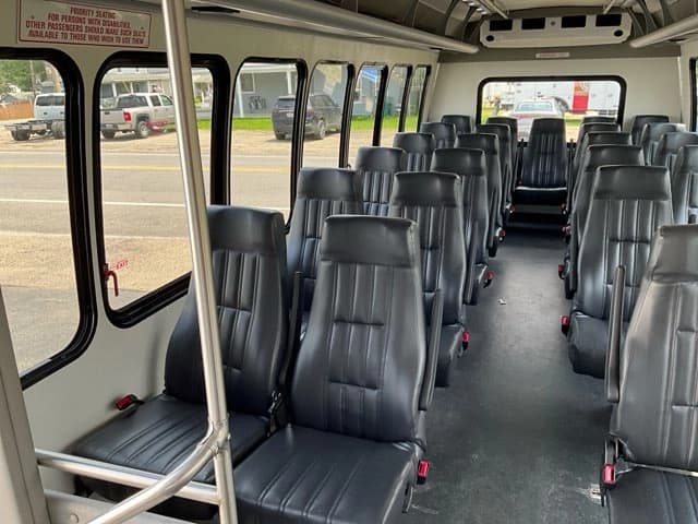 2015 Ford F550 Super Duty Turtle Top Odyssey XL ADA Shuttle Bus - Image 22