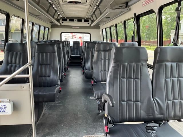 2015 Ford F550 Super Duty Turtle Top Odyssey XL ADA Shuttle Bus - Image 23