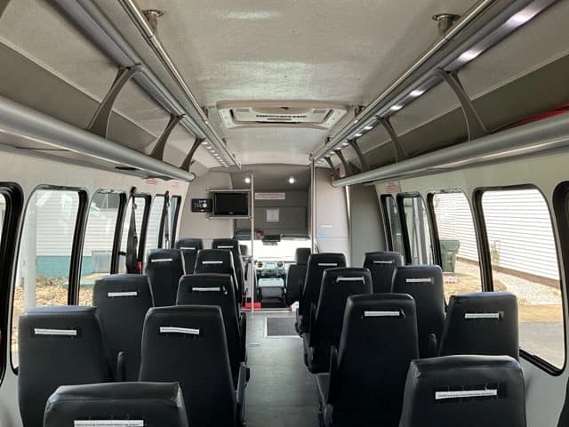 2015 Ford F550 Super Duty Turtle Top Odyssey XL ADA Shuttle Bus - Image 27