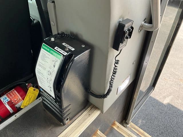 2015 Ford F550 Super Duty Turtle Top Odyssey XL ADA Shuttle Bus - Image 34