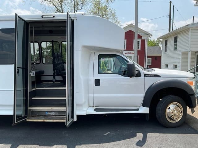 2015 Ford F550 Super Duty Turtle Top Odyssey XL ADA Shuttle Bus - Image 35
