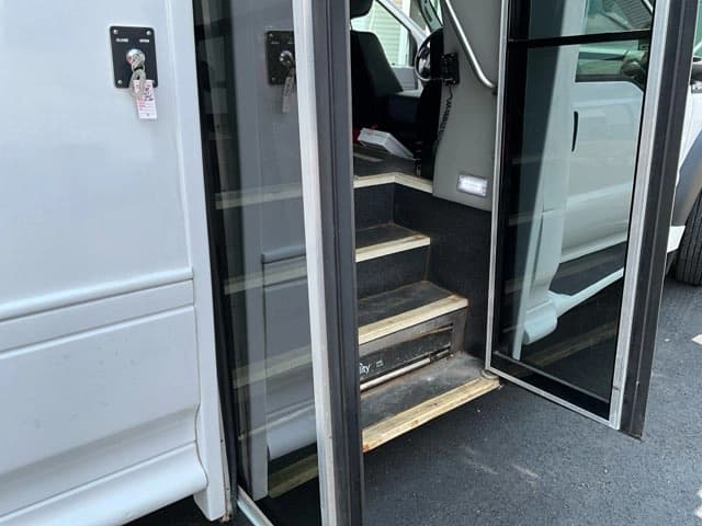 2015 Ford F550 Super Duty Turtle Top Odyssey XL ADA Shuttle Bus - Image 36