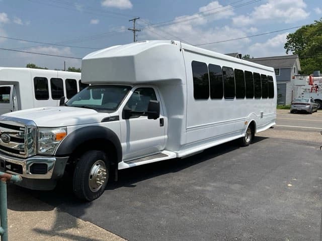 2015 Ford F550 Super Duty Turtle Top Odyssey XL ADA Shuttle Bus - Image 5