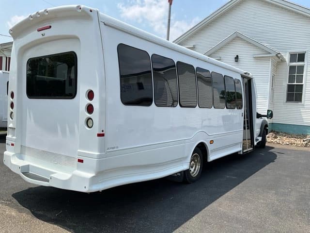 2015 Ford F550 Super Duty Turtle Top Odyssey XL ADA Shuttle Bus - Image 10