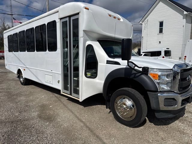 2016 Ford F550 Super Duty bus