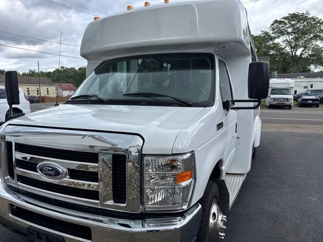 2019 Ford E350 Goshen Coach ADA Shuttle Bus - Image 3