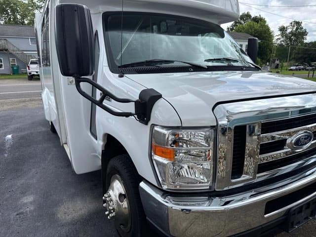 2019 Ford E350 Goshen Coach ADA Shuttle Bus - Image 5