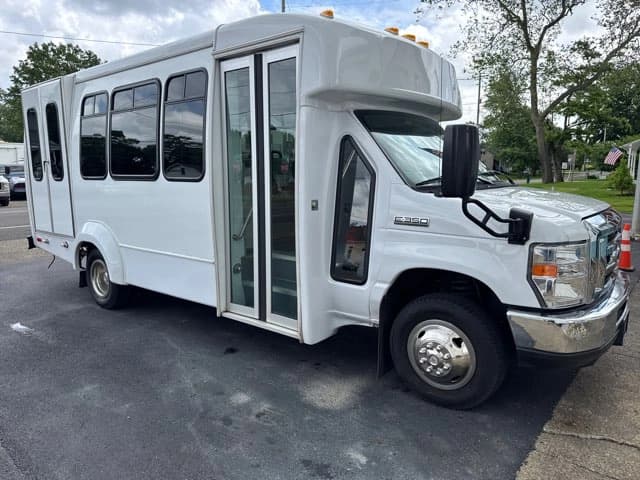 2019 Ford E350 Goshen Coach ADA Shuttle Bus - Image 6