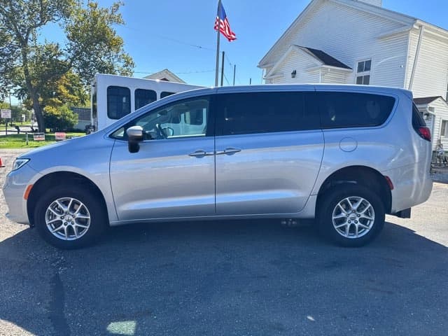 2023 Chrysler Pacifica - Image 2