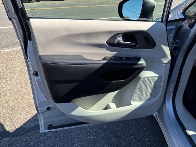 2023 Chrysler Pacifica - Image 11