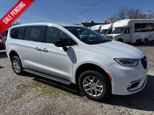 2023 Chrysler Pacifica Touring bus