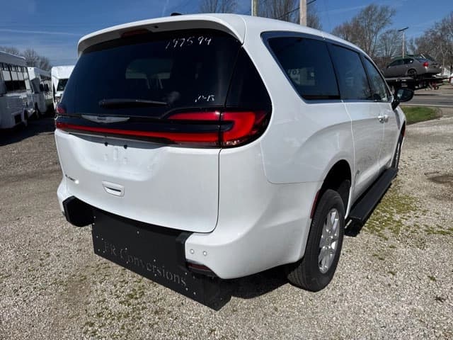 2023 Chrysler Pacifica Touring - Image 11