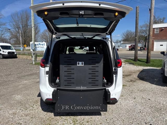2023 Chrysler Pacifica Touring - Image 12