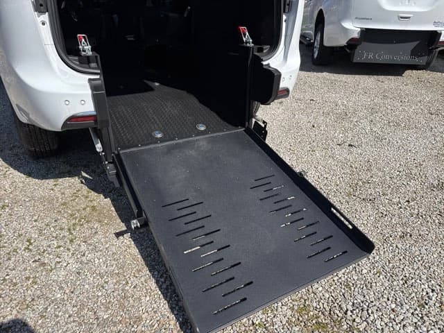 2023 Chrysler Pacifica Touring - Image 13