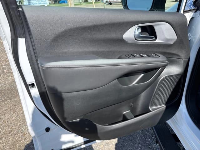 2023 Chrysler Pacifica Touring - Image 16