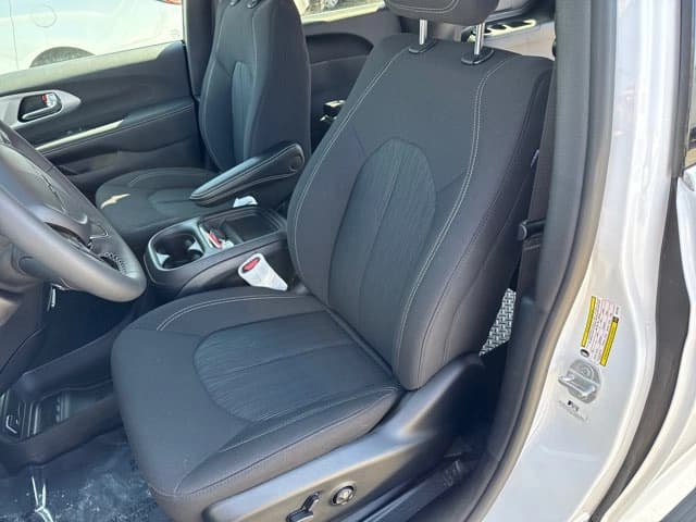 2023 Chrysler Pacifica Touring - Image 18