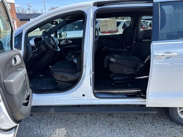 2023 Chrysler Pacifica Touring - Image 19